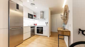 Kjøleskap, mikrobølgeovn, ovn og oppvaskmaskin