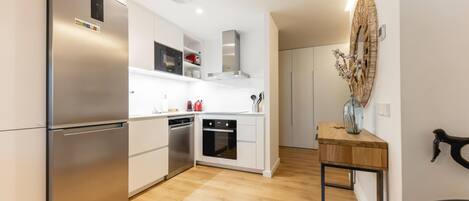 Een koelkast, een microgolfoven, een oven, een vaatwasser