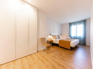2 slaapkamers, een strijkplank/strijkijzer, internet, beddengoed