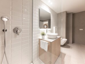 Shower, hair dryer, towels - Falcó - Holiday Apartment Rental in Girona | Bravissimo (Girona)