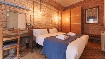 3 bedrooms, desk, iron/ironing board, Internet