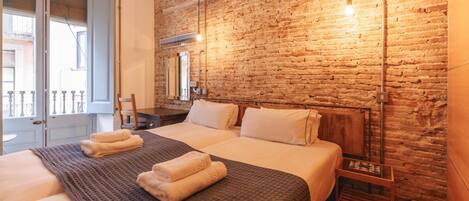 3 bedrooms, desk, iron/ironing board, Internet