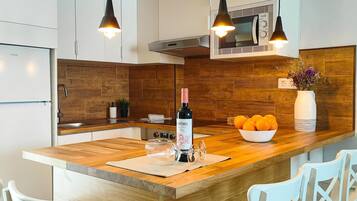 Een koelkast, een magnetron, een oven, een koffiezetapparaat/waterkoker