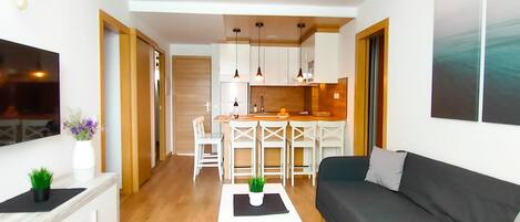 Un apartamento moderno con sala de estar, comedor y cocina.