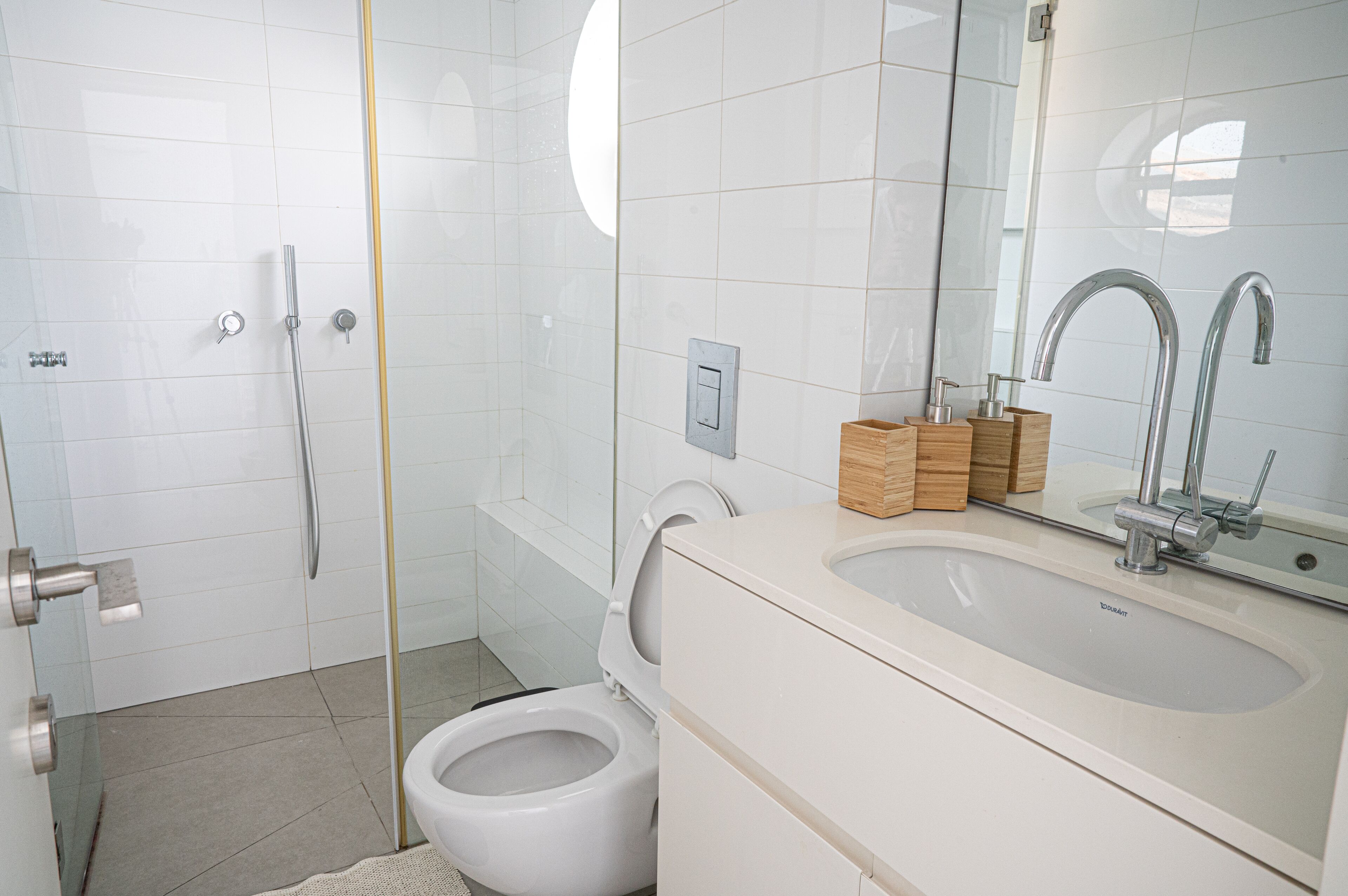 Douche, sèche-cheveux, serviettes fournies, papier toilette