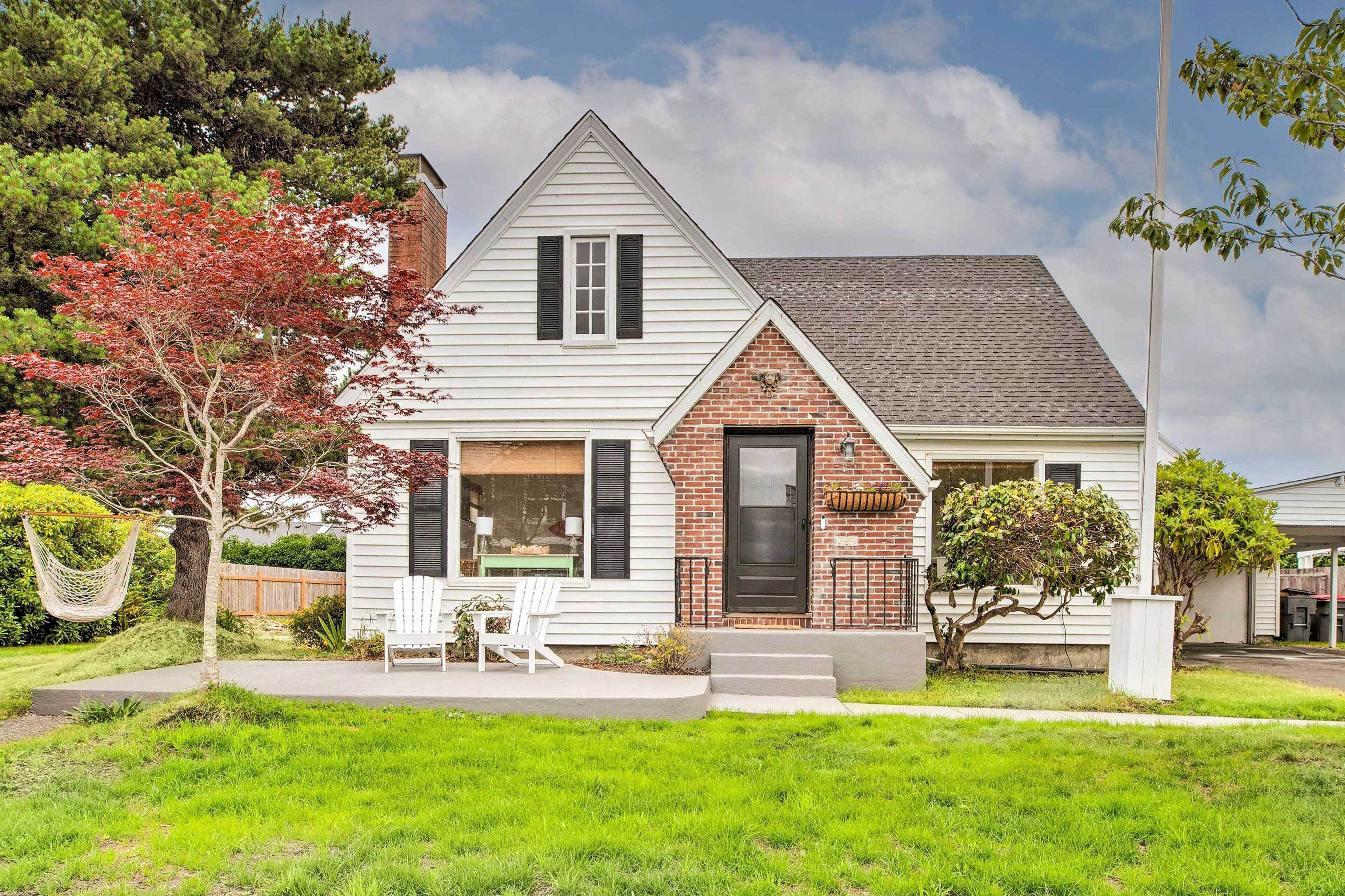 Seaside Cottage with Hot Tub: Walk to the Beaches!