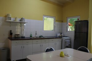 Refrigerador, horno, cafetera/tetera, tetera/pava eléctrica