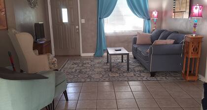 Live Like A Native-Close To Downtown-Quiet Neighborhood