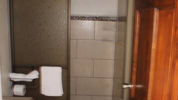 Apartemen Keluarga | Kamar mandi | Shower, pengering rambut, dan handuk