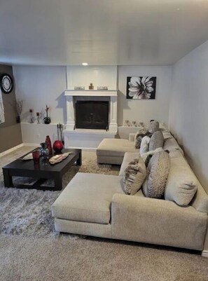 Smart TV, fireplace, Netflix, streaming services