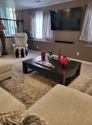 Smart TV, fireplace, Netflix, streaming services