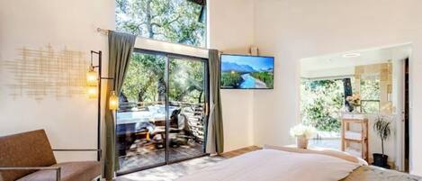 4 habitaciones, escritorio, tabla de planchar con plancha y wifi