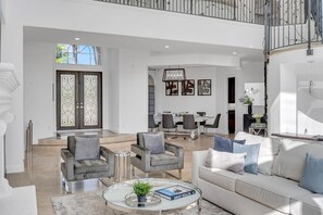 スマートテレビ、暖炉、卓球台、書庫