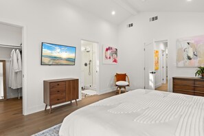 3 bedrooms, desk, iron/ironing board, free WiFi