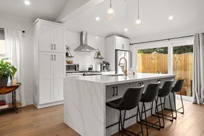 Fridge, microwave, oven, stovetop - Modern Spacious Romantic LA Home Gated Yard HotTub (Los Angeles)