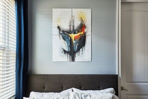 8 Schlafzimmer, Schreibtisch, Bügeleisen/Bügelbrett, Reisekinderbett