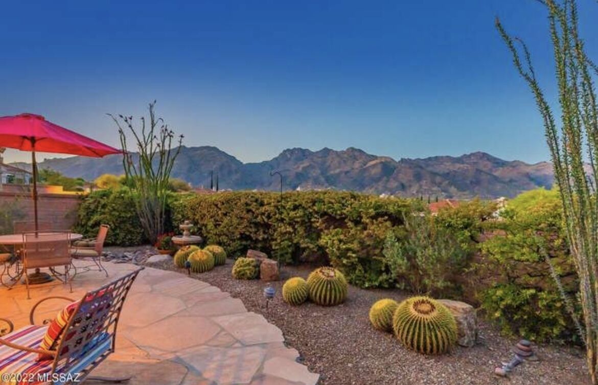 VIEWS! Stunning 3 bedroom Remodeled Home in Catalina Foothills