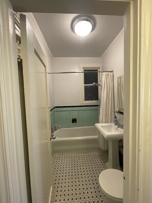 Ein Badezimmer mit Badewanne, Toilette und Waschbecken.