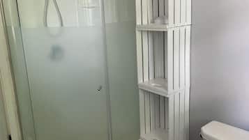 Ducha, toallas, jabón y papel higiénico