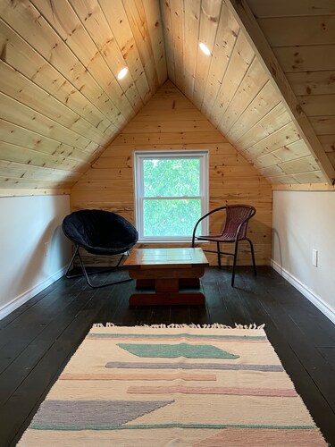 Spacious house, 5 min walk to downtown- cafes, restaurants, and pubs