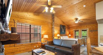 Cozy Cabin for Two near Shows! Whirlpool Tub, Gas Fireplace, Private Balcony