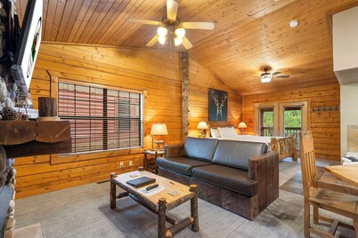 Cozy Cabin for Two near Shows! Whirlpool Tub, Gas Fireplace, Private Balcony