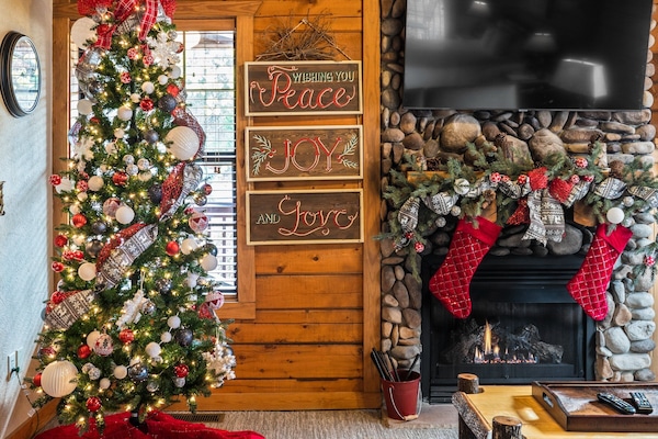 Holiday decorations are typically displayed from November 1 to January 3 each year, and the decor may vary..