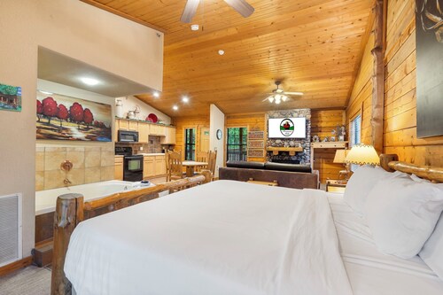 Cozy Cabin for Two near Shows! Whirlpool Tub, Gas Fireplace, Private Balcony