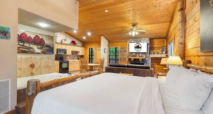 Cozy Cabin for Two near Shows! Whirlpool Tub, Gas Fireplace, Private Balcony