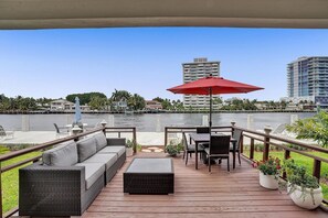 Outdoor dining - Enjoy scenic sunsets on your private deck. Modern condo minutes to the beach. (Fort Lauderdale)