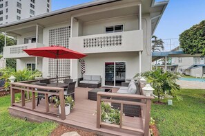 Outdoor dining - Enjoy scenic sunsets on your private deck. Modern condo minutes to the beach. (Fort Lauderdale)