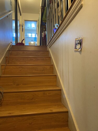 Modest sleeping quarter，cozy quiet private loft. 純過夜不貴的方便小閣樓。