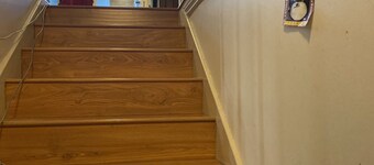 Modest sleeping quarter，cozy quiet private loft. 純過夜不貴的方便小閣樓。