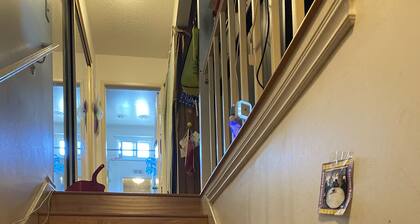 Modest sleeping quarter,cozy quiet private loft. 純過夜不貴的方便小閣樓。