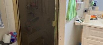 Modest sleeping quarter,cozy quiet private loft. 純過夜不貴的方便小閣樓。