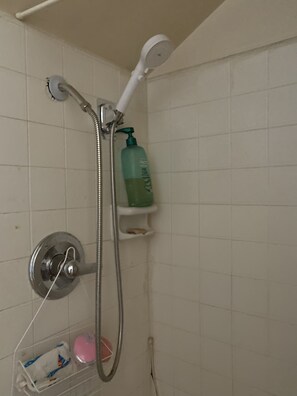 Shower - Modest sleeping quarter，cozy quiet private loft. 純過夜不貴的方便小閣樓。 (Hacienda Heights)