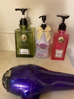 Shower - Modest sleeping quarter，cozy quiet private loft. 純過夜不貴的方便小閣樓。 (Hacienda Heights)