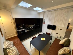 Living room - Design led 1 Bedroom Flat in Buzzing Queens Park (London)