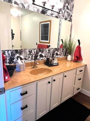 مجففات شعر، مناشف، صابون، شامبو