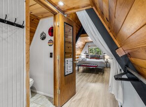 2 عدّة غرف نوم ومكواة/لوح كي وواي فاي وملاءات أسرّة