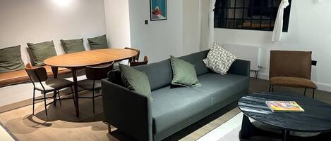 アパートメント クイーンベッド 1 台ソファーベッド付き | リビングルーム