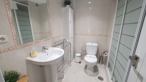 Douche, séchoir à cheveux, serviettes fournies, papier de toilette
