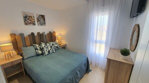 1 chambre, bureau, fer et planche à repasser, lit de bébé portatif