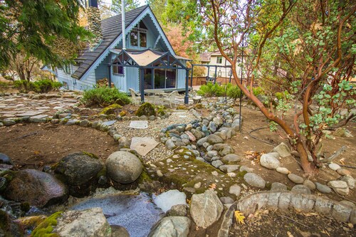 Yosemite Mountain Chalet with private sauna, decks, fireplace, air hockey & WiFi