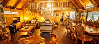 Yosemite Mountain Chalet with private sauna, decks, fireplace, air hockey & WiFi