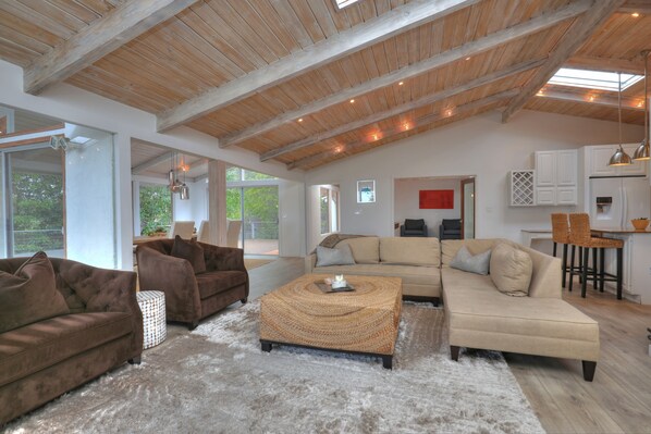 Smart TV, fireplace, music library - Ocean View Montecito Home -5 min from upper and lower villages (Santa Barbara)