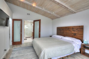 3 bedrooms, desk, WiFi, bed sheets