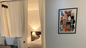 Living room - Design Led 1bed in Cosmopolitan Queens Park (London)