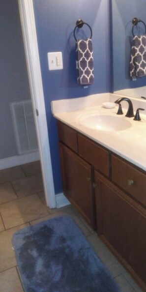 Combined shower/tub