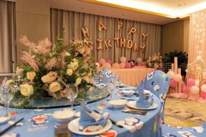 A room with a round table set for a birthday celebration, featuring balloons and a 'HAPPY BIRTHDAY' sign. - Canal Hotel (Jiaxing)